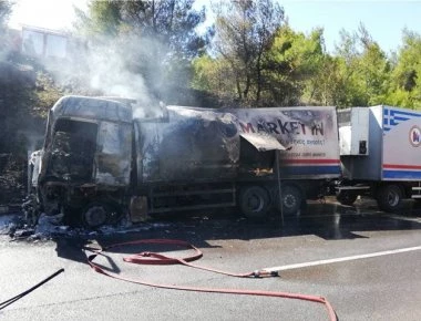 Ε.Ο. Αθηνών-Λαμίας: Η στιγμή που φορτηγό λαμπαδιάζει στον δρόμο (φώτο-βίντεο)